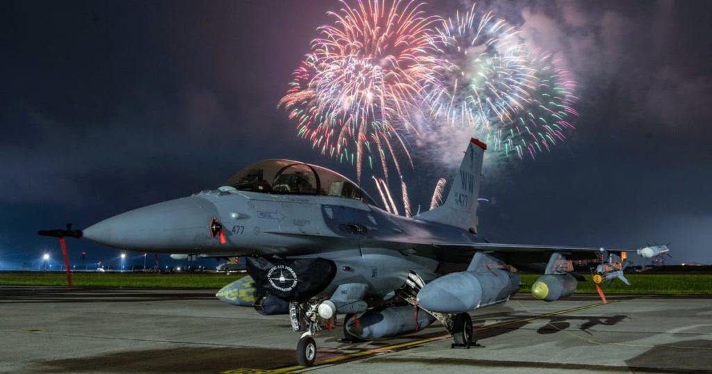 横田基地日米友好祭花火大会